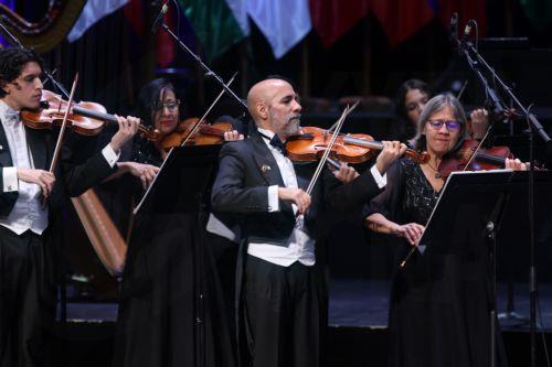 epa12935032 Venezuelan conductor Boris Alexander Paredes Alzolay (C) leads the Orchestre baroque Simon Bolivar during the 15th International Cultural Festival of Symphonic Music at the Algiers Opera in Algiers, Algeria, 5 May 2026. The festival runs from 30 April to 7 May and features 21 participating countries with the Czech Republic serving as the guest...