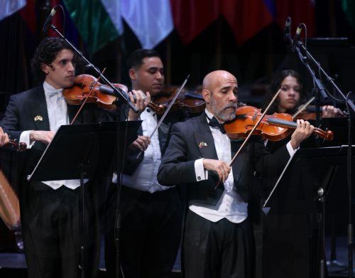 epa12935034 Venezuelan conductor Boris Alexander Paredes Alzolay (C) leads the Orchestre baroque Simon Bolivar during the 15th International Cultural Festival of Symphonic Music at the Algiers Opera in Algiers, Algeria, 5 May 2026. The festival runs from 30 April to 7 May and features 21 participating countries with the Czech Republic serving as the guest...