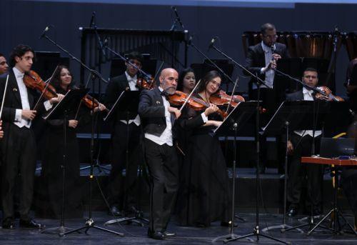 epa12935040 Venezuelan conductor Boris Alexander Paredes Alzolay (C) leads the Orchestre baroque Simon Bolivar during the 15th International Cultural Festival of Symphonic Music at the Algiers Opera in Algiers, Algeria, 5 May 2026. The festival runs from 30 April to 7 May and features 21 participating countries with the Czech Republic serving as the guest...