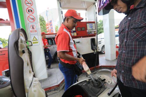 epa12935270 A worker refuels a motorbike at a gas station in Banda Aceh, Indonesia, 06 May 2026. Energy and Mineral Resources (ESDM) Minister Bahlil Lahadalia revealed on 02 May that crude oil from Russia will soon enter Indonesia and is expected to help maintain national energy supply security amid global geopolitical dynamics.  EPA/HOTLI SIMANJUNTAK