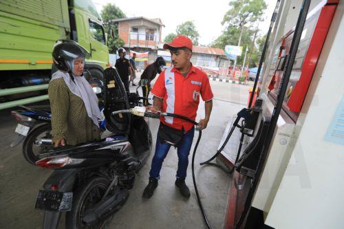 epa12935271 A worker refuels a motorbike at a gas station in Banda Aceh, Indonesia, 06 May 2026. Energy and Mineral Resources (ESDM) Minister Bahlil Lahadalia revealed on 02 May that crude oil from Russia will soon enter Indonesia and is expected to help maintain national energy supply security amid global geopolitical dynamics.  EPA/HOTLI SIMANJUNTAK