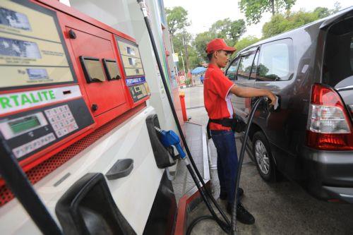 epa12935272 A worker refuels a car at a gas station in Banda Aceh, Indonesia, 06 May 2026. Energy and Mineral Resources (ESDM) Minister Bahlil Lahadalia revealed on 02 May that crude oil from Russia will soon enter Indonesia and is expected to help maintain national energy supply security amid global geopolitical dynamics.  EPA/HOTLI SIMANJUNTAK