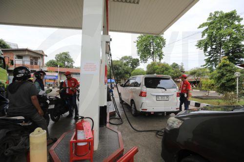 epa12935274 A worker refuels a car at a gas station in Banda Aceh, Indonesia, 06 May 2026. Energy and Mineral Resources (ESDM) Minister Bahlil Lahadalia revealed on 02 May that crude oil from Russia will soon enter Indonesia and is expected to help maintain national energy supply security amid global geopolitical dynamics.  EPA/HOTLI SIMANJUNTAK