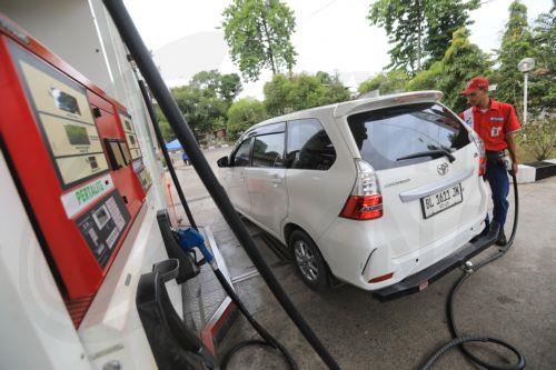 epa12935273 A worker refuels a car at a gas station in Banda Aceh, Indonesia, 06 May 2026. Energy and Mineral Resources (ESDM) Minister Bahlil Lahadalia revealed on 02 May that crude oil from Russia will soon enter Indonesia and is expected to help maintain national energy supply security amid global geopolitical dynamics.  EPA/HOTLI SIMANJUNTAK