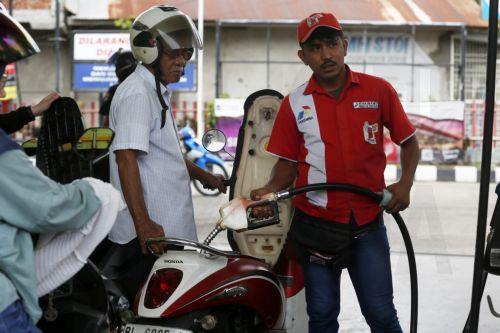 epa12935276 A worker refuels a motorbike at a gas station in Banda Aceh, Indonesia, 06 May 2026. Energy and Mineral Resources (ESDM) Minister Bahlil Lahadalia revealed on 02 May that crude oil from Russia will soon enter Indonesia and is expected to help maintain national energy supply security amid global geopolitical dynamics.  EPA/HOTLI SIMANJUNTAK