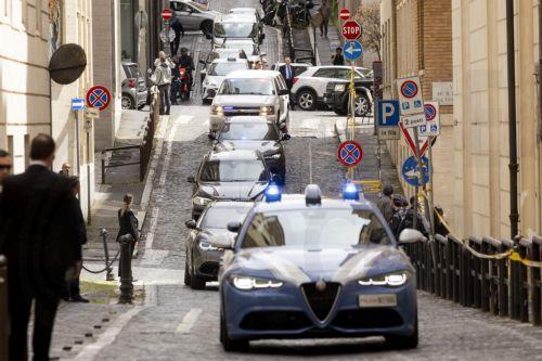 epa12938751 A motorcade with US Secretary of State Marco Rubio (unseen) in Rome, Italy, 07 May 2026. Rubio is in the Italian capital for high-level meetings with Vatican and Italian officials.  EPA/MASSIMO PERCOSSI