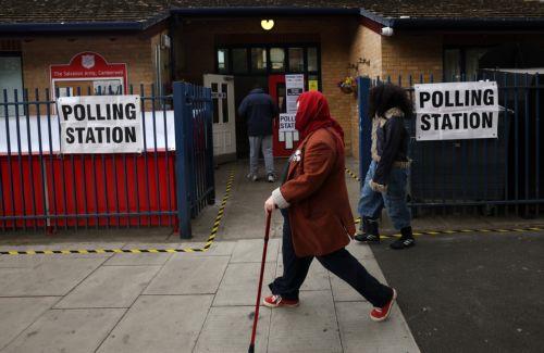 epa12938858 Pedestrians pass a polling station during local elections in London, Britain, 07 May 2026. Millions of Britons are voting across the country in local elections on 07 May.  EPA/ANDY RAIN