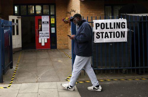 epa12938859 A voter enters a polling station during local elections in London, Britain, 07 May 2026. Millions of Britons are voting across the country in local elections on 07 May.  EPA/ANDY RAIN