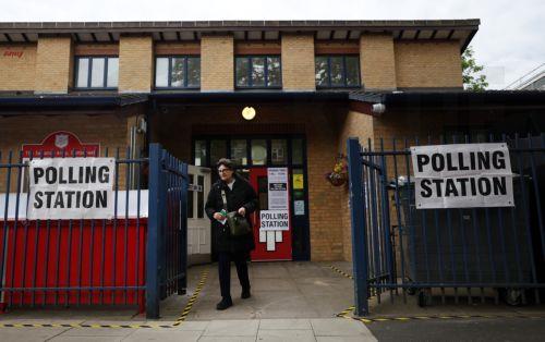 epa12938861 A voter exits a polling station during local elections in London, Britain, 07 May 2026. Millions of Britons are voting across the country in local elections on 07 May.  EPA/ANDY RAIN