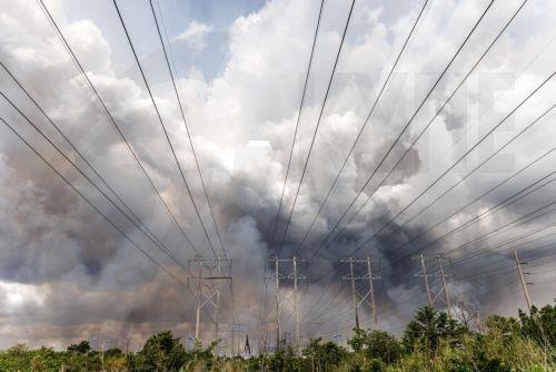 epa12947778 A wildfire burns in the Everglades near Pembroke Pines, Florida, United States, 11 May 2026. Florida is facing an active wildfire season, with the Max Road Fire burning thousands of acres across parts of Broward and Miami-Dade counties and smoke affecting nearby communities.  EPA/CRISTOBAL HERRERA-ULASHKEVICH