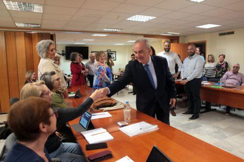 Ο αναπληρωτής υπουργός Εθνικής Οικονομίας και Οικονομικών Νίκος Παπαθανάσης, συνομιλεί με ηλικιωμένους κατά τη διάρκεια της επίσκεψης τους στο Πνευματικό Κέντρο του Δήμου Βριλησσίων, όπου υλοποιείται το πρόγραμμα ψηφιακής ενδυνάμωσης ηλικιωμένων, Τρίτη 12 Μαΐου 2026. Η υπουργός Κοινωνικής Συνοχής και Οικογένειας Δόμνα Μιχαηλίδου, ο αναπληρωτής υπουργός...