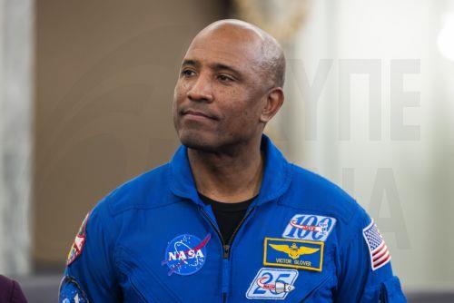 epa12950471 Artemis II Pilot Victor Glover speaks meets with US Senators in the Russell Senate Office Building in Washington, DC, USA, 12 May 2026. The four Artemis astronauts led NASA's first crewed space mission to orbit the moon in more than 50 years.  EPA/JIM LO SCALZO