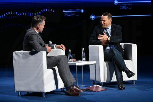 epa12952945 Polish Deputy Prime Minister, Minister of Foreign Affairs Radoslaw Sikorski (R) and journalist Piotr Krasko (L) at the inaugural conversation 'Europe on a strategic course - security, sovereignty and the future of economic cooperation' during the opening of the 12th International Maritime Congress at the Polish Theatre in Szczecin, north-western...