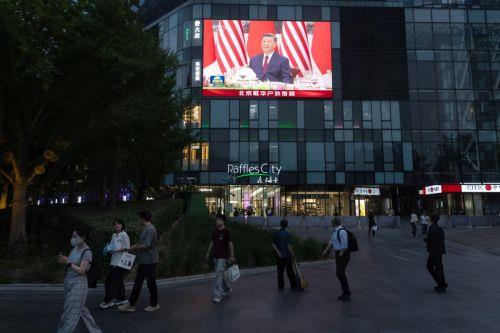 epa12957049 People gather to watch a TV broadcast of the summit between Chinese President Xi Jinping and US President Donald Trump (not seen), in Beijing, China, 14 May 2026. US President Trump is in Beijing for a high-stakes state visit running through 15 May, marking his first return to the mainland since 2017.  EPA/JESSICA LEE
