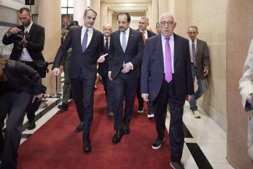 (ΞΕΝΗ ΔΗΜΟΣΙΕΥΣΗ) Ο πρωθυπουργός Κυριάκος Μητσοτάκης συνοδεύει τον Πρόεδρο της Κυπριακής Δημοκρατίας Νίκο Χριστοδουλίδη κατά την άφιξή τους στη Βουλή, όπου ο Πρόεδρος της Κύπρου θα απευθυνθεί στο Σώμα σε ειδική συνεδρίαση της Ολομέλειας της Βουλής, Αθήνα, Πέμπτη 14 Μαΐου 2026. ΑΠΕ-ΜΠΕ/ΓΡΑΦΕΙΟ ΤΥΠΟΥ ΠΡΩΘΥΠΟΥΡΓΟΥ/ΔΗΜΗΤΡΗΣ ΠΑΠΑΜΗΤΣΟΣ