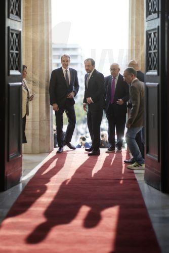 (ΞΕΝΗ ΔΗΜΟΣΙΕΥΣΗ) Ο πρωθυπουργός Κυριάκος Μητσοτάκης συνοδεύει τον Πρόεδρο της Κυπριακής Δημοκρατίας Νίκο Χριστοδουλίδη κατά την άφιξή τους στη Βουλή, όπου ο Πρόεδρος της Κύπρου θα απευθυνθεί στο Σώμα σε ειδική συνεδρίαση της Ολομέλειας της Βουλής, Αθήνα, Πέμπτη 14 Μαΐου 2026. ΑΠΕ-ΜΠΕ/ΓΡΑΦΕΙΟ ΤΥΠΟΥ ΠΡΩΘΥΠΟΥΡΓΟΥ/ΔΗΜΗΤΡΗΣ ΠΑΠΑΜΗΤΣΟΣ