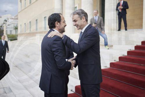 (ΞΕΝΗ ΔΗΜΟΣΙΕΥΣΗ) Ο πρωθυπουργός Κυριάκος Μητσοτάκης υποδέχεται τον Πρόεδρο της Κυπριακής Δημοκρατίας Νίκο Χριστοδουλίδη κατά την άφιξή του στη Βουλή, όπου ο Πρόεδρος της Κύπρου θα απευθυνθεί στο Σώμα σε ειδική συνεδρίαση της Ολομέλειας της Βουλής, Αθήνα, Πέμπτη 14 Μαΐου 2026. ΑΠΕ-ΜΠΕ/ΓΡΑΦΕΙΟ ΤΥΠΟΥ ΠΡΩΘΥΠΟΥΡΓΟΥ/ΔΗΜΗΤΡΗΣ ΠΑΠΑΜΗΤΣΟΣ