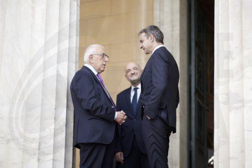 (ΞΕΝΗ ΔΗΜΟΣΙΕΥΣΗ) Ο πρωθυπουργός Κυριάκος Μητσοτάκης συνομιλεί με τον Πρόεδρο της Βουλής Νικήτα Κακλαμάνη, αναμένοντας την άφιξη του Προέδρου της Κυπριακής Δημοκρατίας Νίκου Χριστοδουλίδη ο οποίος πρόκειται να απευθυνθεί στο Σώμα σε ειδική συνεδρίαση της Ολομέλειας της Βουλής, Αθήνα, Πέμπτη 14 Μαΐου 2026. ΑΠΕ-ΜΠΕ/ΓΡΑΦΕΙΟ ΤΥΠΟΥ ΠΡΩΘΥΠΟΥΡΓΟΥ/ΔΗΜΗΤΡΗΣ...