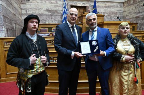 (Ξένη Δημοσίευση) Ο  υπουργός Εθνικής Άμυνας Νίκος Δένδιας (Α) βραβεύεται από τον πρόεδρο της ΠΟΕ Γιώργο Βαρυθυμιάδη (Δ) στην εκδήλωση  στη Βουλή  υπό τον τίτλο «Η Γενοκτονία των Ελλήνων του Πόντου: Μνήμη, Στρατηγική και Διεθνοποίηση της Ιστορικής Ευθύνης», Δευτέρα 18 Μαΐου 2026. ΑΠΕ-ΜΠΕ/ΥΠΕΘΑ/Νίκος Παναγιωτόπουλος