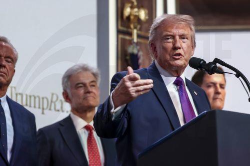 epa12972600 US President Donald Trump (R) delivers remarks at a healthcare affordability event in the Eisenhower Executive Office Building on the White House campus in Washington, DC, USA, 18 May 2026.  EPA/JIM LO SCALZO / POOL