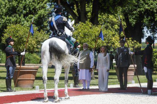 epa12977241 Italian Prime Minister Giorgia Meloni (R) welcomes Indian Prime Minister Narendra Modi prior to a meeting at Villa Pamphili in Rome, Italy, 20 May 2026.  EPA/ANGELO CARCONI