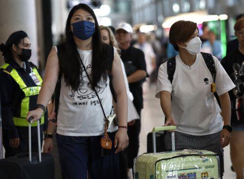 epa12977389 International flight travelers wearing protective face masks arrive at Suvarnabhumi Airport in Samut Prakan province, Thailand, 20 May2026. Thailand's Public Health Ministry has tightened its health surveillance measures to closely monitor travellers arriving from countries at high risk for an Ebola virus disease outbreak, aiming to prevent...
