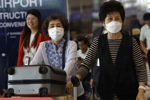 epa12977392 International flight travelers wear protective face masks at Suvarnabhumi Airport in Samut Prakan province, Thailand, 20 May 2026. Thailand's Public Health Ministry has tightened its health surveillance measures to closely monitor travellers arriving from countries at high risk for an Ebola virus disease outbreak, aiming to prevent imported...
