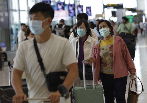epa12977394 International flight travelers wear protective face masks at Suvarnabhumi Airport in Samut Prakan province, Thailand, 20 May 2026. Thailand's Public Health Ministry has tightened its health surveillance measures to closely monitor travellers arriving from countries at high risk for an Ebola virus disease outbreak, aiming to prevent imported...