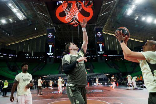Οι παίκτες της Ρεάλ Μαδρίτης κάνουν προθέρμανση κατά τη διάρκεια της ανοιχτής προπόνησης ενόψει τελικού του Final Four της EuroLeague, στο ΟΑΚΑ Telekom Center Athens, το Σάββατο 23 Μαΐου 2026. ΑΠΕ-ΜΠΕ/ΑΠΕ-ΜΠΕ/ΓΕΩΡΓΙΑ ΠΑΝΑΓΟΠΟΥΛΟΥ