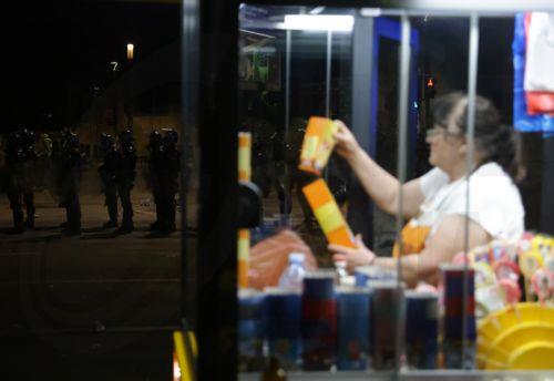 epa12988490 A woman sells popcorn as riot police officers take positions after a mass student-led anti-government rally in Belgrade, Serbia, 23 May 2026. Thousands gathered to ramp up pressure on the government and demand early parliamentary elections. The political movement originally erupted across the country following the November 2024 canopy collapse...