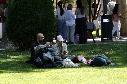 epa12992646 Citizens relax in the shade in downtown Zagreb, Croatia, 25 May 2026. Reports state that in recent days Croatia and Zagreb have recorded unusually high temperatures for this time of year, exceeding 30 degrees Celsius. Europe is bracing for a heatwave, as forecasters predict temperatures are expected to climb above 30 degrees Celsius. ...