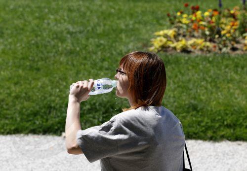 epa12992647 A woman drinks water in downtown Zagreb, Croatia, 25 May 2026. Reports state that in recent days Croatia and Zagreb have recorded unusually high temperatures for this time of year, exceeding 30 degrees Celsius. Europe is bracing for a heatwave, as forecasters predict temperatures are expected to climb above 30 degrees Celsius.  EPA/ANTONIO BAT