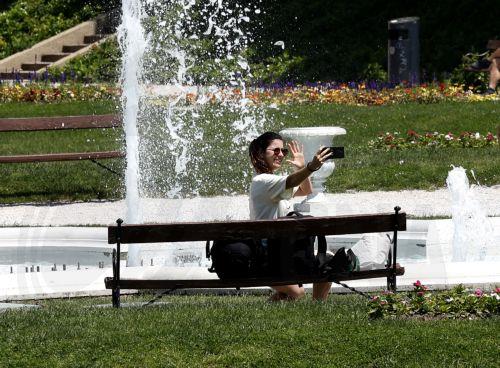 epa12992652 A woman takes a selfie near a fountain in downtown Zagreb, Croatia, 25 May 2026. Reports state that in recent days Croatia and Zagreb have recorded unusually high temperatures for this time of year, exceeding 30 degrees Celsius. Europe is bracing for a heatwave, as forecasters predict temperatures are expected to climb above 30 degrees Celsius. ...