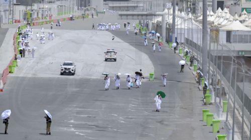 epa12992733 Muslim pilgrims make their way to the Mina tent camp on Yawm al-Tarwiyah (the Day of Watering) for the start of the Hajj 2026 pilgrimage in Mecca, Saudi Arabia, 25 May 2026. According to Saudi authorities, more than 1.5 million pilgrims from abroad had arrived in the country to perform Hajj in 2026.  EPA/STRINGER