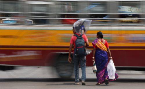 epa12994953 An Indian commuter carries a stand fan during a hot afternoon in Kolkata, India, 26 May 2026. The India Meteorological Department (IMD) has forecast temperatures to reach up to 43 degrees Celsius as a heat wave persists across West Bengal.  EPA/PIYAL ADHIKARY