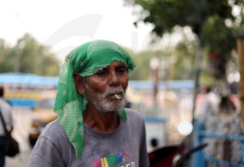 epa12994955 A man walks along a street while smoking a cigarette during a hot afternoon in Kolkata, India, 26 May 2026. The India Meteorological Department (IMD) has forecast temperatures to reach up to 43 degrees Celsius as a heat wave persists across West Bengal.  EPA/PIYAL ADHIKARY