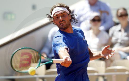 epa12994969 Stefanos Tsitsipas of Greece hits a forehand during his 1st round match against Alexandre Mueller of France at the French Open Grand Slam tennis tournament at Roland Garros in Paris, France, 26 May 2026.  EPA/YOAN VALAT