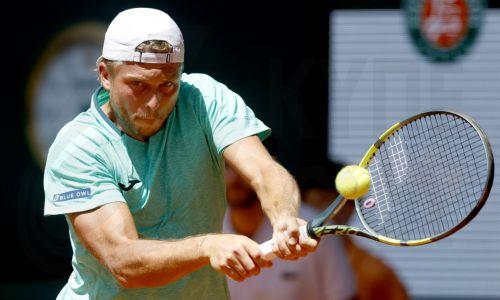 epa12994971 Alexandre Mueller of France hits a backhand during his Men's 1st round match against Stefanos Tsitsipas of Greece at the French Open Grand Slam tennis tournament at Roland Garros in Paris, France, 26 May 2026.  EPA/YOAN VALAT