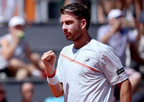 epa12994984 Cameron Norrie of Great Britain pumps fist during his Men's 1st round match against Adolfo Daniel Vallejo of Paraguay at the French Open Grand Slam tennis tournament at Roland Garros in Paris, France, 26 May 2026.  EPA/CHRISTOPHE PETIT TESSON