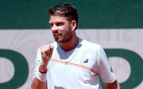 epa12994983 Cameron Norrie of Great Britain pumps fist during his Men's 1st round match against Adolfo Daniel Vallejo of Paraguay at the French Open Grand Slam tennis tournament at Roland Garros in Paris, France, 26 May 2026.  EPA/CHRISTOPHE PETIT TESSON