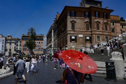 epa12997782 People walk by the Spanish Steps during a heatwave in Rome, Italy, 27 May 2026.  EPA/FABIO FRUSTACI