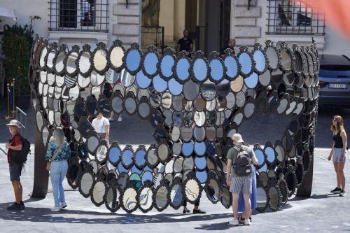epa12997784 People look at an art installation by Portuguese artist Joana Vasconcelos titled 'I'll Be Your Mirror' during a heatwave in Rome, Italy, 27 May 2026.  EPA/FABIO FRUSTACI
