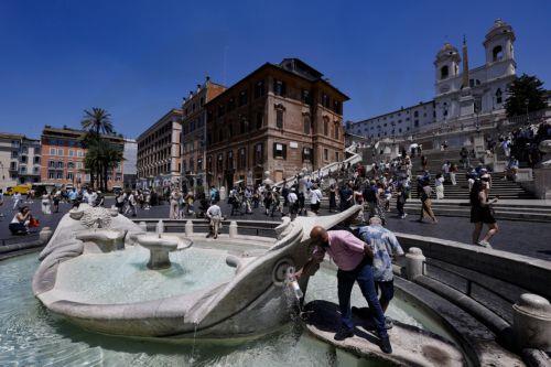 epa12997785 People cool off at a public fountain during a heatwave in Rome, Italy, 27 May 2026.  EPA/FABIO FRUSTACI