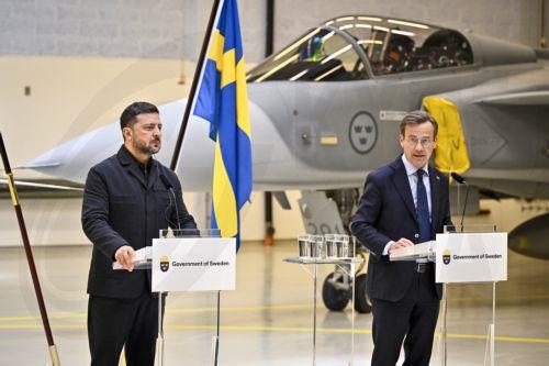 epa12999931 Ukrainian President Volodymyr Zelensky (L) and Swedish Prime Minister Ulf Kristersson give a joint news conference at the F16 air flotilla in Uppsala, Sweden, 28 May 2026.  EPA/Christine Olsson   SWEDEN OUT
