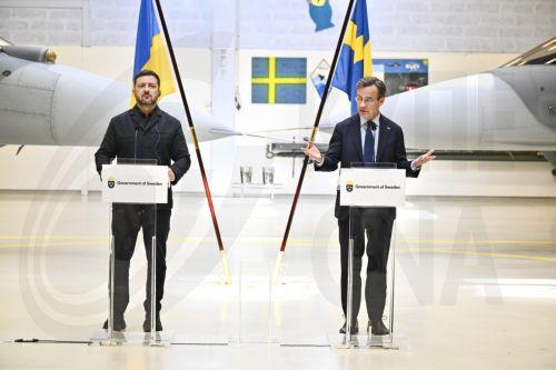 epa12999932 Ukrainian President Volodymyr Zelensky (L) and Swedish Prime Minister Ulf Kristersson give a joint news conference at the F16 air flotilla in Uppsala, Sweden, 28 May 2026. Sweden is donating 16 Gripen aircraft to Ukraine. Furthermore, Ukraine is to purchase up to 20 planes of the new Gripen E/F model, according to the Swedish government. ...