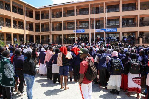 epa12999934 Students and parents gather at Utumishi Girls Academy following a deadly fire in Nakuru, 120 kilometers northwest of Nairobi, Kenya, 28 May 2026. At least 16 students were killed in a fire in the school dormitory overnight, according to police and government officials.  EPA/STRINGER