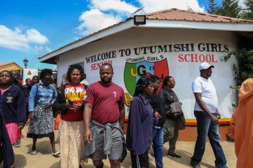epa12999942 Students and parents gather at Utumishi Girls Academy following a deadly fire in Nakuru, 120 kilometers northwest of Nairobi, Kenya, 28 May 2026. At least 16 students were killed in a fire in the school dormitory overnight, according to police and government officials.  EPA/STRINGER