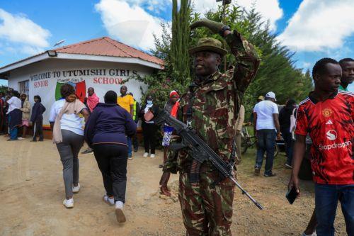 epa12999943 Students and parents gather at Utumishi Girls Academy following a deadly fire in Nakuru, 120 kilometers northwest of Nairobi, Kenya, 28 May 2026. At least 16 students were killed in a fire in the school dormitory overnight, according to police and government officials.  EPA/STRINGER
