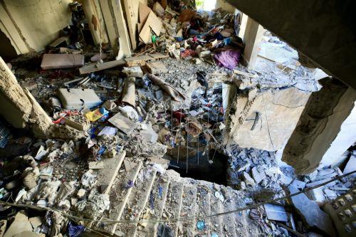 epa12999964 Damage inside a building following an Israeli airstrike in the southern coastal city of Sidon, Lebanon, 28 May 2026. At least four people were killed and several others injured in the attack. On 27 May, Israel had designated all regions south of the Zahrani River in Lebanon, roughly 40km from the border, including Tyre, as 'combat zones' and...