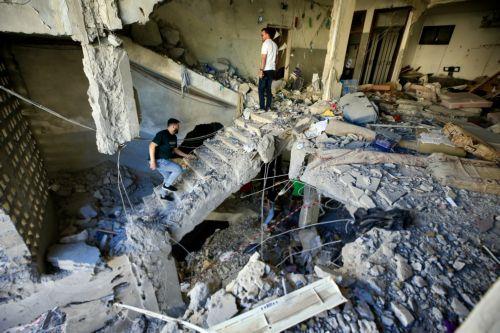 epa12999966 People inspect the damage inside a building following an Israeli airstrike in the southern coastal city of Sidon, Lebanon, 28 May 2026. At least four people were killed and several others injured in the attack. On 27 May, Israel had designated all regions south of the Zahrani River in Lebanon, roughly 40km from the border, including Tyre, as...
